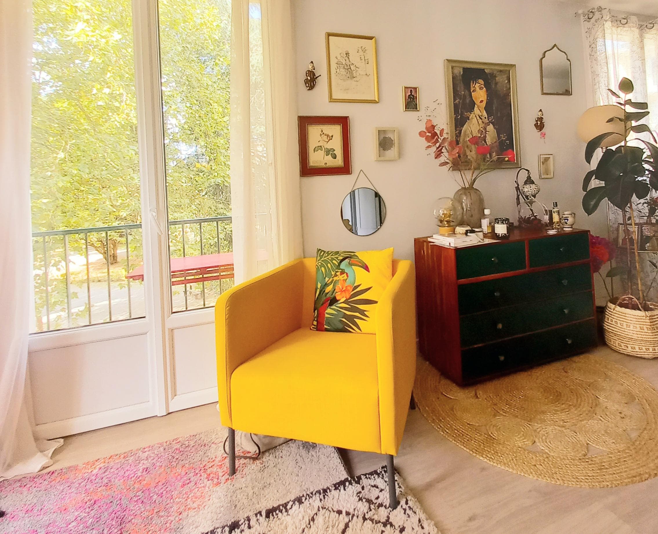 Photographie de mon salon, présentant un canapé en son centre